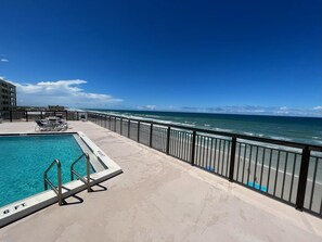 Utendørsbasseng og et oppvarmet basseng