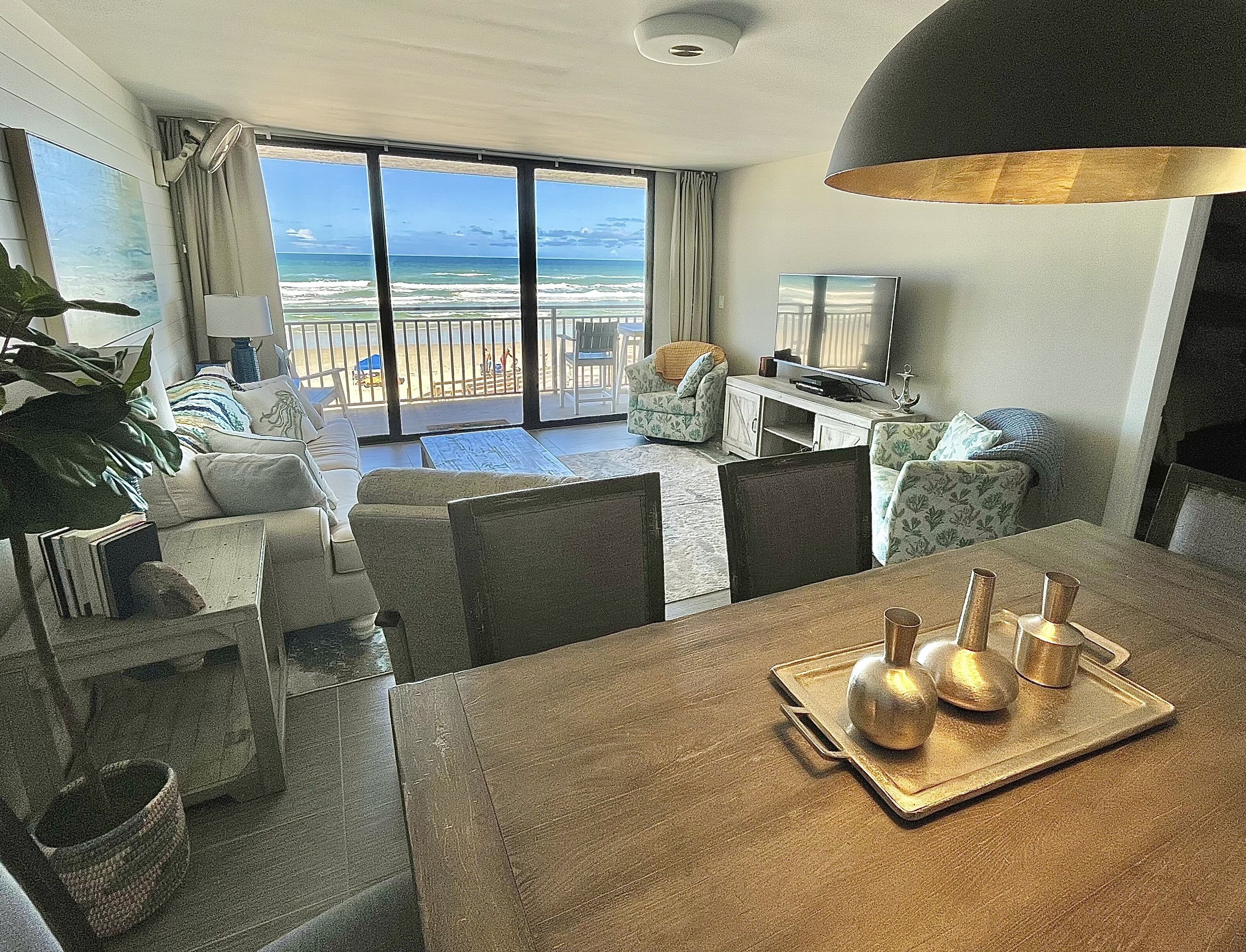 Televisor intel·ligent, reproductor de DVD, llibres i videoteca 