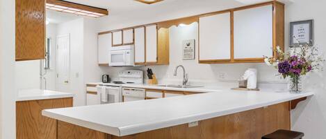 Appart'hôtel, plusieurs lits, patio, vue jardin (Home Away from Home) | Cuisine privée | Cafetière/bouilloire