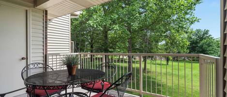 Apartment, Mehrere Betten, Terrasse, Gartenblick (Home Away from Home) | Speisen im Freien