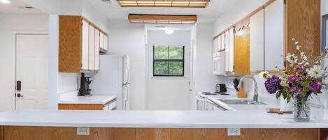 Condo, Berbilang Katil, Patio, Garden View (Home Away from Home) | Dapur peribadi | Pembancuh kopi/teh