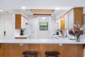 Appart'hôtel, plusieurs lits, patio, vue jardin (Home Away from Home) | Cuisine privée | Cafetière/bouilloire