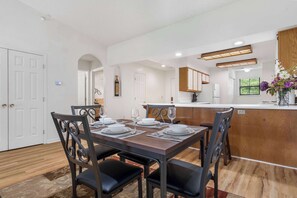 Condo, varias camas, patio, vista al jardín (Home Away from Home) | Restaurantes
