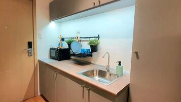 Fridge, microwave, stovetop, electric kettle