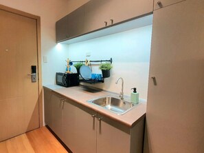 Kjøleskap, mikrobølgeovn, kokeplater og vannkoker