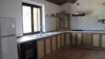 Réfrigérateur, four, plaque de cuisson, cafetiÚre/bouilloire