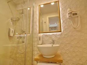 Lejlighed (Luxury One Bedroom Apartment) | Badeværelse | Bruser, håndklæder