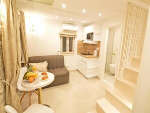 Apartamento (Superior One Bedroom Apartment with B) | Sala de estar | TV de tela plana 25 polegadas com canais via satélite, TV