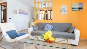 Apartment, Terrasse | Wohnbereich | Fernseher