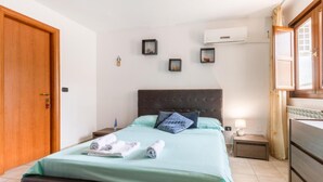 Apartment, Terrasse | Bügeleisen/Bügelbrett, kostenloses WLAN, Bettwäsche