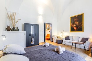1 Schlafzimmer, individuell dekoriert, individuell eingerichtet