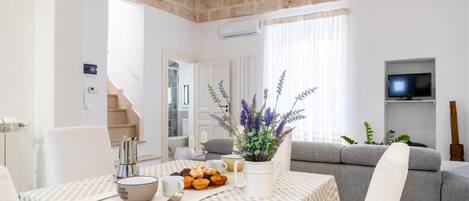 Apartment, Terrasse | Wohnbereich | 30-Zoll-Fernseher mit Digitalempfang