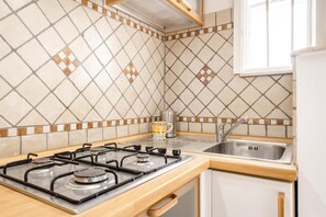 Stúdió | Privát konyha | Nagyméretű hűtő/fagyasztó, sütő, főzőlap és kávéfőző