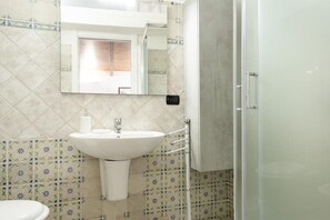 Stúdió | Fürdőszoba | Zuhanyzó, esőzuhany, hajszárító és bidé