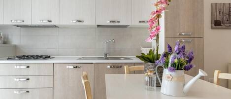 تناول الطعام داخل الغرفة