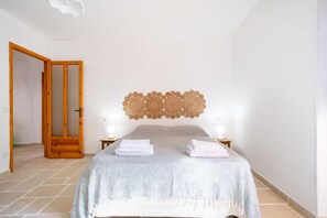 Iron/ironing board, free WiFi, bed sheets