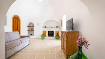 Căn hộ, sân hiên | Khu phòng khách | TV 30-inch có truyền hình kỹ thuật số