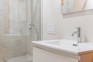 Douche, articles de toilette gratuits, sĂšche-cheveux