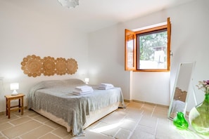 Appartement, patio | Fer et planche à repasser, accès au Wi-Fi (inclus), literie fournie