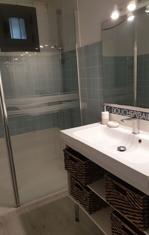 Dusche, Handtücher, Seife, Toilettenpapier