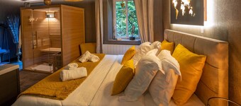 La Suite – Évasion romantique avec spa et sauna privatif, Très belle suite avec spa, sauna et parkin