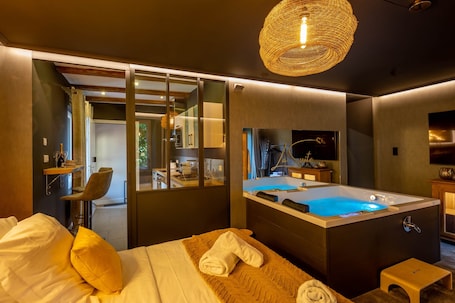 1 bedroom, iron/ironing board, WiFi, bed sheets. La Suite - Romantic escape with spa and private sauna, Beautiful suite with spa, sauna and parkin