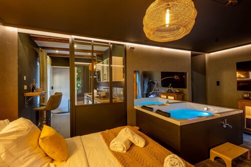 La Suite – Évasion romantique avec spa et sauna privatif, Très belle suite avec spa, sauna et parkin