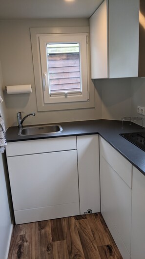 Køleskab, mikrobølgeovn, kogeplade, kaffe-/temaskine