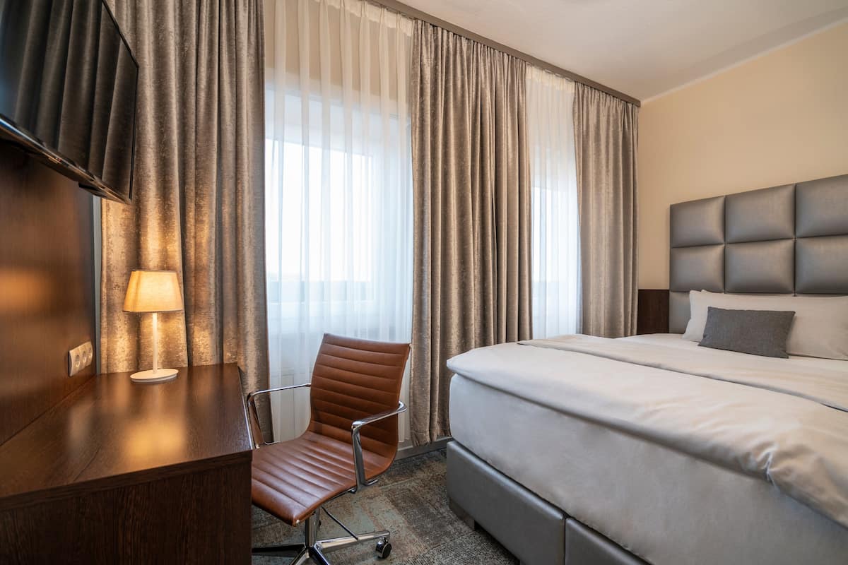 Superior Single Room | 1 bilik tidur, peti besi dalam bilik, meja, ruang kerja komputer riba