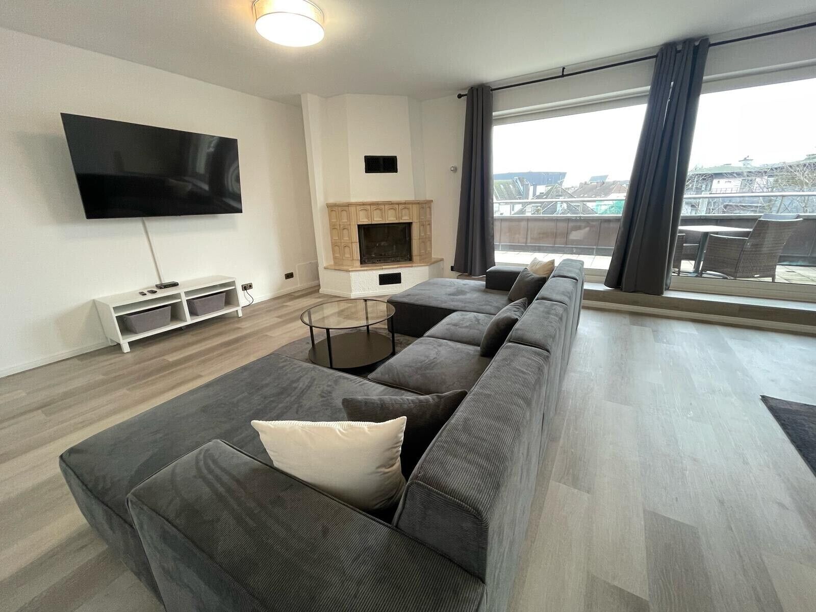 Superior-Apartment, Terrasse | Wohnbereich | Smart-TV, Netflix, Streaming-Dienste, Arbeitsbereiche