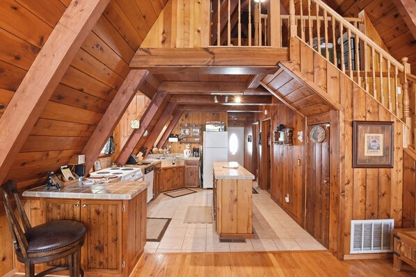 House, 2 Katil Ratu (Queen), Patio, Mountain View (Tahoe Bear House) | Dapur peribadi | Peti sejuk, ketuhar gelombang mikro, ketuhar, dapur 