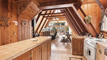 Rumah, 2 Tempat Tidur Queen, patio, pemandangan gunung (Tahoe Bear House) | Dapur pribadi | Lemari es, microwave, oven, dan kompor