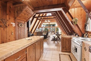 하우스, 퀸사이즈침대 2개, 파티오, 산 전망 (Tahoe Bear House) | 전용 주방 | 냉장고, 전자레인지, 오븐, 쿡탑