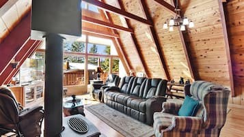 Rumah, 2 Tempat Tidur Queen, patio, pemandangan gunung (Tahoe Bear House) | Area keluarga | Televisi layar datar 50-inci dengan saluran TV digital dan perapian