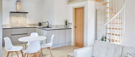 Una televisión, una oficina