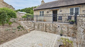 A stone house with a stone staircase leading to a balcony. - Host & Stay | Sunshine Cottage (Leyburn)