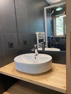 Badewanne, Haartrockner, Toilettenpapier