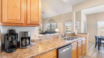 Townhouse, Beberapa Tempat Tidur, balkon, pemandangan kebun (Birdie Lane Beauty) | Interior