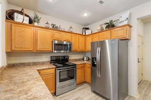 Resortwoning, meerdere bedden, balkon, uitzicht op tuin (Birdie Lane Beauty) | Privékeuken | Een koffiezetapparaat/waterkoker, eettafels