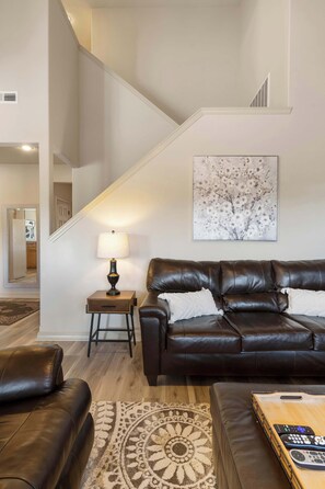 Living area - Birdie Lane Beauty - Golf, Pools, Gym, & More! (Branson West)