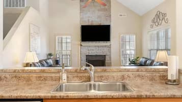 Resortwoning, meerdere bedden, balkon, uitzicht op tuin (Birdie Lane Beauty) | Interieur