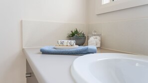 Baignoire, sèche-cheveux