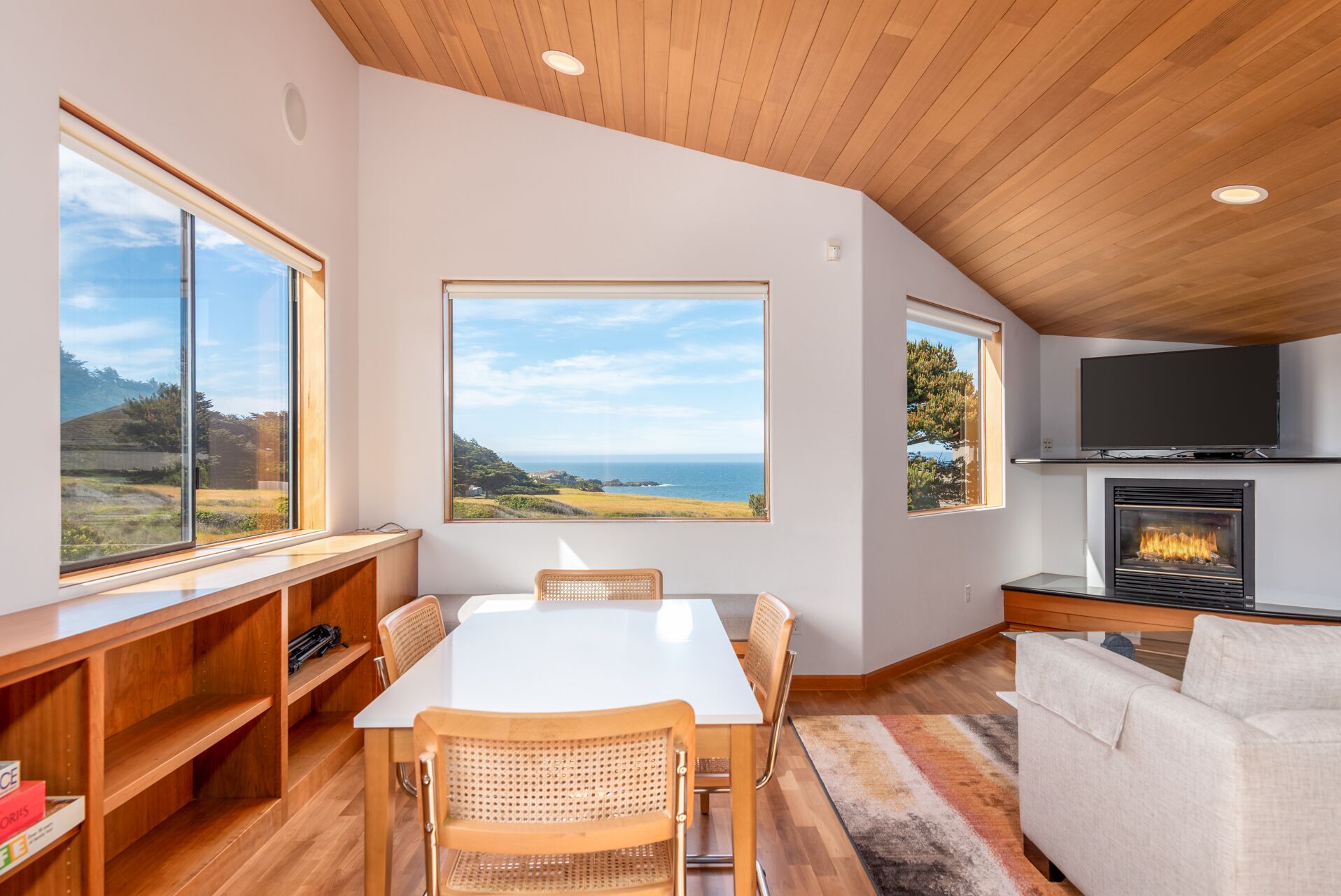 House, Multiple Beds, Hot Tub, Ocean View | Living room | TV, fireplace