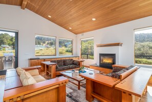 House, Multiple Beds, Hot Tub, Ocean View | Living room