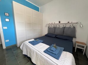2 bedrooms, in-room safe, desk, iron/ironing board