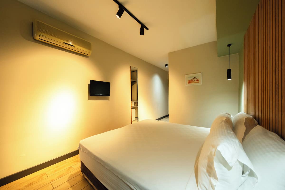 Hypo-allergenic bedding, minibar, in-room safe, desk