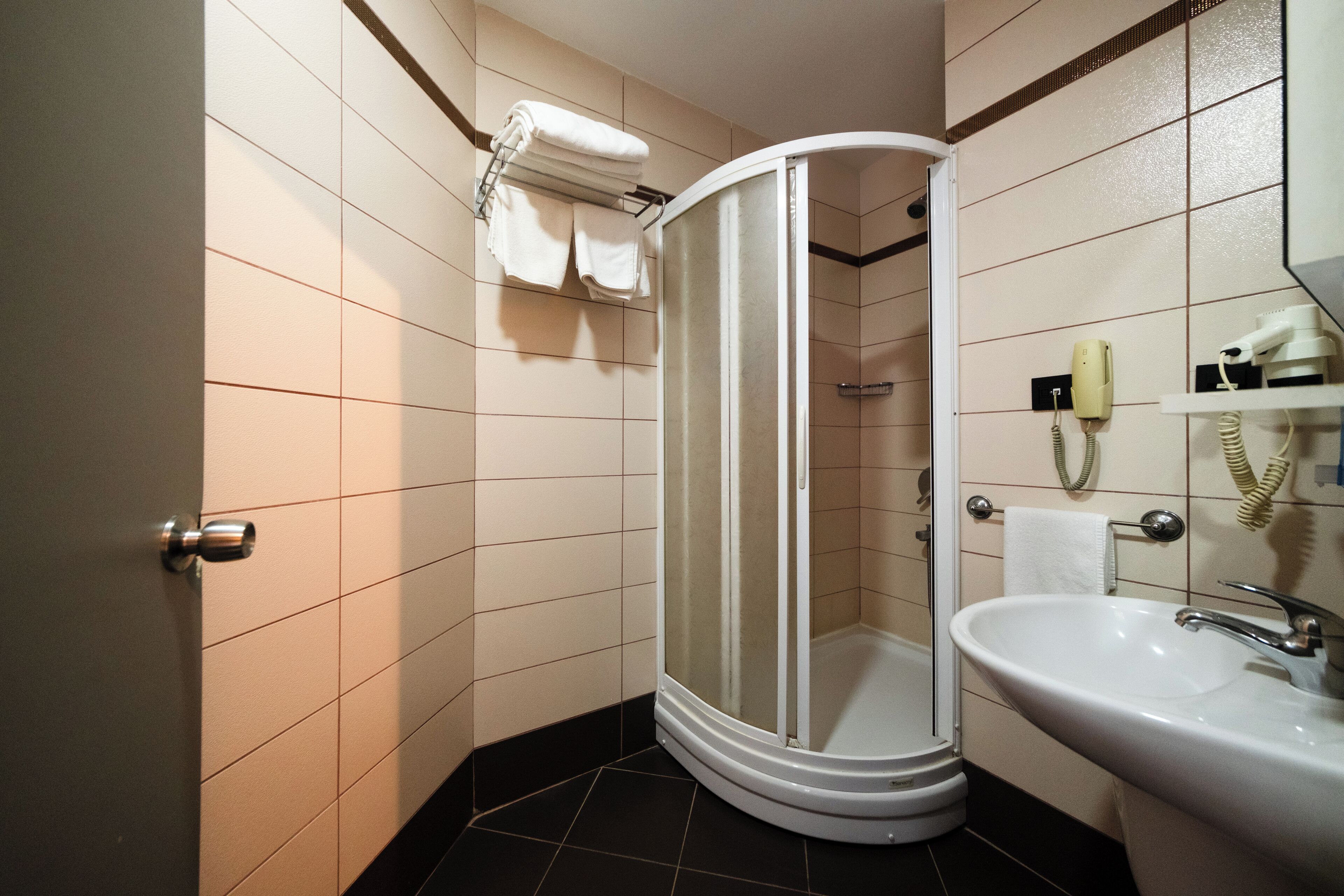 Un baño con ducha, lavamanos e inodoro.