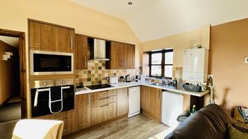 Coffee/tea maker, fridge, microwave, oven