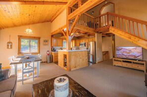 House, Multiple Beds, Balcony, Mountain View (Bearfoot Lodge) | Interior