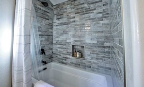Rumah, Beberapa Tempat Tidur, balkon, pemandangan gunung (Bearfoot Lodge) | Kamar mandi | Pengering rambut dan handuk